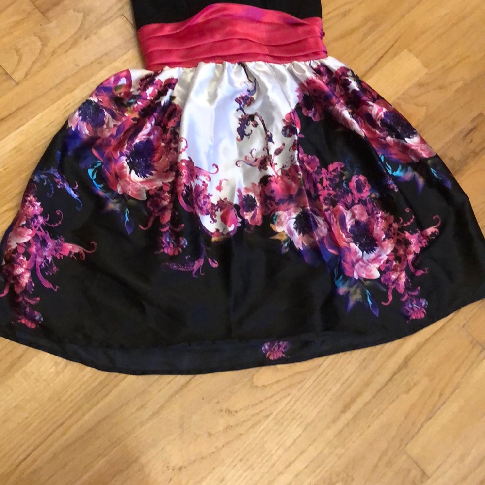 Elegant Floral dress - Picture 3 of 5